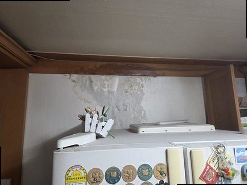하남 누수탐지 수도 배관과 방수층에서 발생하는 누수 유형 비교 도식