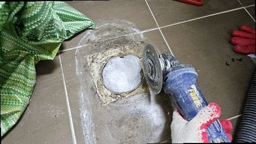 하남 누수탐지 공압 게이지와 청음 장비로 배관 누수 위치를 확인하는 모습