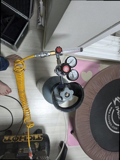 오산 누수탐지 천장 누수 흔적과 욕실 배수구 주변 점검 장면