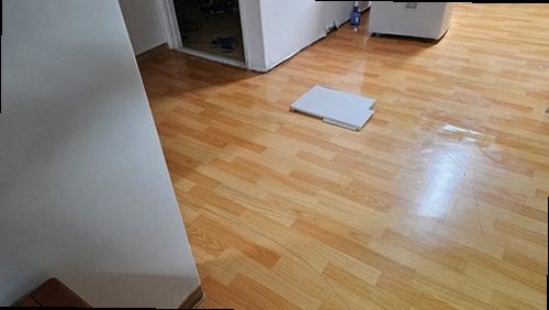 오산 누수탐지 거실 천장 물자국과 바닥 주변 누수 흔적을 확인하는 현장