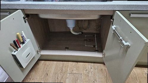 오산 누수탐지 압력 게이지와 누수 탐지 장비를 사용해 배관 상태를 점검하는 현장