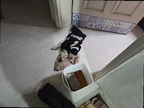 오산 누수탐지 청음탐지기로 바닥과 벽면의 누수음을 비교하는 모습