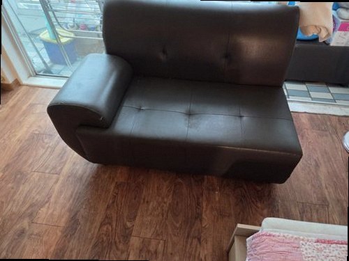 오산 누수탐지 욕실 바닥과 천장 누수 흔적을 확인하는 모습
