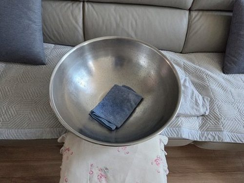 서초구 누수탐지 거실 바닥 배관 누수 탐지 장비 점검 장면