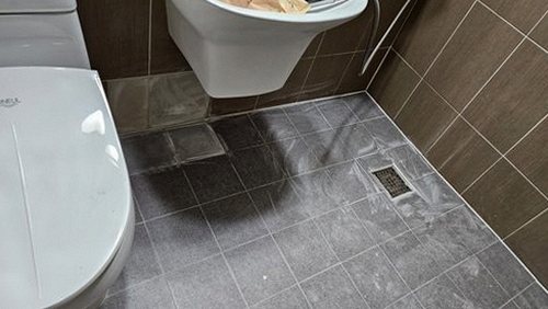 원지동 누수탐지 누수 위치를 탐지하기 위해 벽면에 청음 탐지기를 대고 점검하는 장면