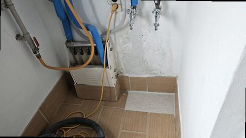 서초구 누수탐지 욕실 천장 누수 흔적과 수분 측정 장비를 확인하는 현장