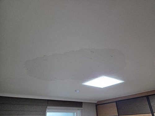 잠원동 누수탐지 벽면 얼룩과 천장 누수 흔적을 확인하는 점검 장면