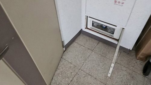 서초구 누수탐지 베란다 외벽 창틀 주변 실란트 균열 점검 장면