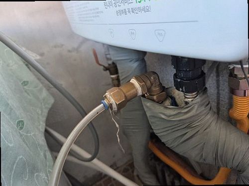 기장군 누수탐지 보일러와 분배기 연결부를 확인하는 현장 모습
