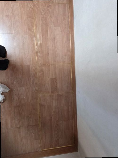 기장군 누수탐지 천장 물자국과 누수 점검 위치를 확인하는 모습