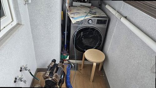 부여군 누수탐지 베란다 창틀 하부와 천장 얼룩을 확인하는 누수 점검 현장