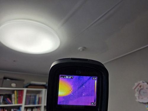 부여군 누수탐지 벽면 석고보드 개방 후 배관 노출 작업 장면