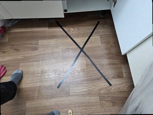 김포 누수탐지 수도계량기 별침과 욕실 바닥 누수 흔적 점검 모습