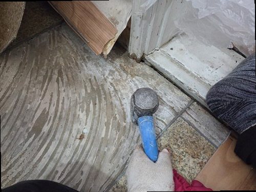 김포 누수탐지 창틀 하부와 외벽 접합부를 점검하는 모습
