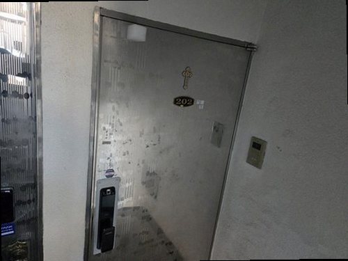 청주시 서원구 누수탐지 욕실과 거실 바닥의 누수 흔적을 확인하는 현장