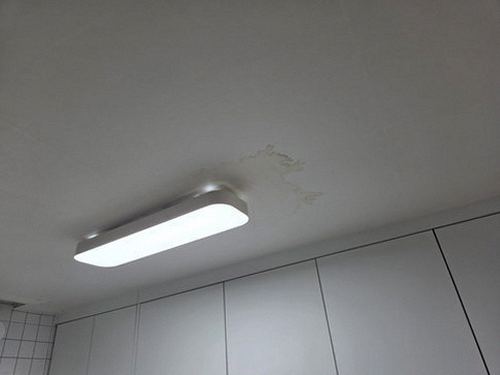 청주시 상당구 누수탐지 아랫집 천장 얼룩과 베란다 방수층 위치 관계도
