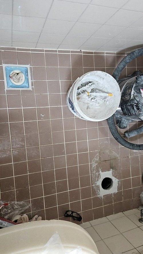 권선구 누수탐지 욕실 천장 얼룩과 바닥 배수구 주변을 살피는 모습