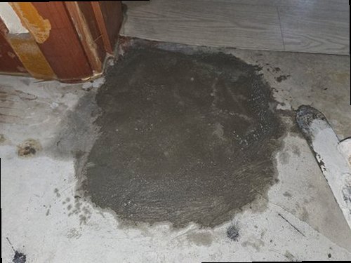 권선구 누수탐지 싱크대 하부장 내부와 급수 배관 연결부를 확인하는 현장