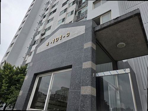 성동구 누수탐지 수도계량기 별침과 누수 피해 흔적을 확인하는 모습
