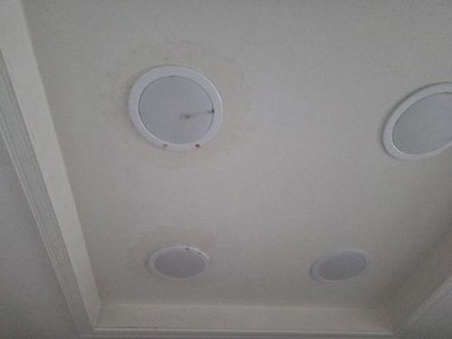 응봉동 누수탐지 안방 벽면 하단에 번진 누수 얼룩과 들뜬 벽지