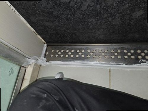 영도구 누수탐지 베란다 천장 누수 흔적과 창틀 주변 점검 모습