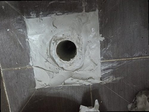 사상구 누수탐지 천장 흔적과 벽면 얼룩을 점검하는 장면