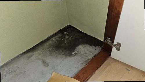 사상구 누수탐지 수도계량기와 실내 누수 흔적을 확인하는 모습