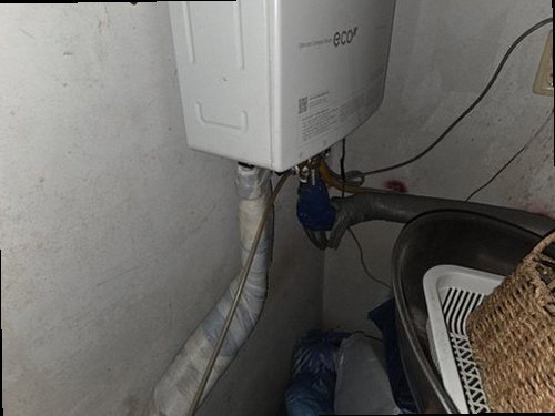 사상구 누수탐지 수도계량기 별침과 잠금 밸브를 확인하는 모습