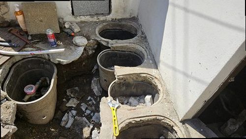옥천군 누수탐지 수도계량기와 실내 누수 흔적을 확인하는 모습