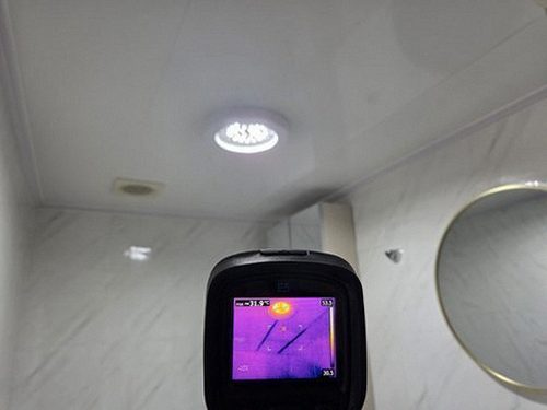 옥천군 누수탐지 아파트 천장 얼룩과 욕실 배관 누수 점검 위치를 비교하는 모습
