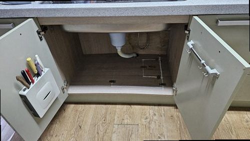 옥천군 누수탐지 열화상 카메라와 수분측정기로 벽면 누수 범위를 확인하는 모습