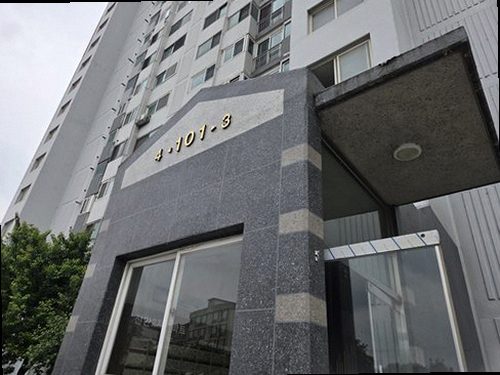 안성 누수탐지 열화상 카메라로 난방 배관의 온도 분포를 비교하는 장면