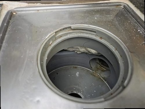 안성 누수탐지 주방 하부장 내부 배관 점검 장면