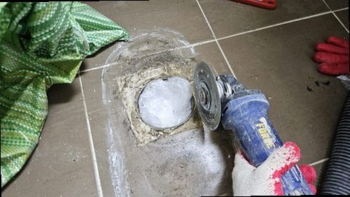 안성 누수탐지 수도계량기와 누수 점검 항목을 확인하는 모습