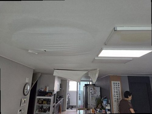 안성 누수탐지 거실 천장에 번진 물자국과 수분 측정기를 확인하는 현장