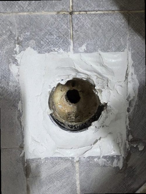 안성 누수탐지 계량기와 공압 측정기를 이용해 배관 상태를 점검하는 과정