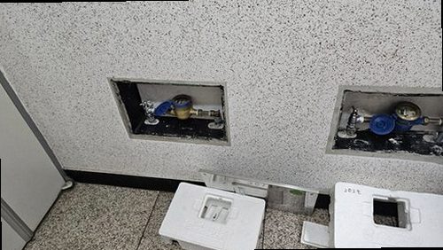 안성 누수탐지 수도계량기 별침과 벽면 습기 상태를 확인하는 누수 점검 장면