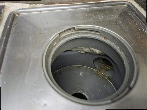부산 중구 누수탐지 싱크대 하부장 내부 배수 이음부 점검 장면