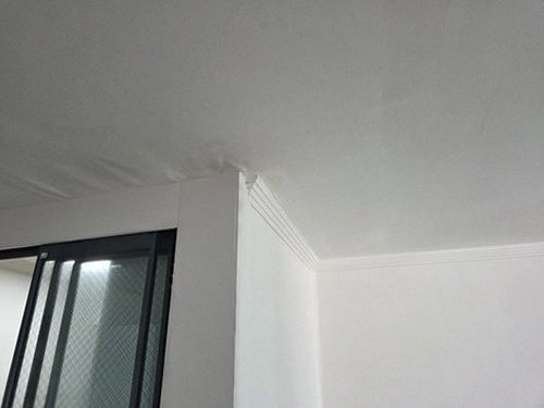 부산 중구 누수탐지 배관 공압 검사 장비를 이용해 압력 게이지를 확인하는 점검 장면