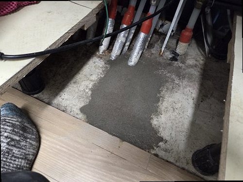 부산 중구 누수탐지 천장 얼룩과 벽면 습기를 확인하는 현장 점검 모습