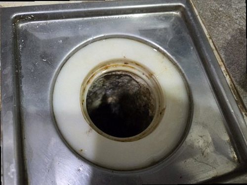 부산 중구 누수탐지 욕실 바닥과 벽면의 물자국 및 타일 상태를 확인하는 현장