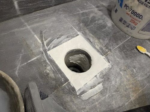 부산 중구 누수탐지 욕실 벽면 습도 측정과 공압 검사 장비 배치 모습