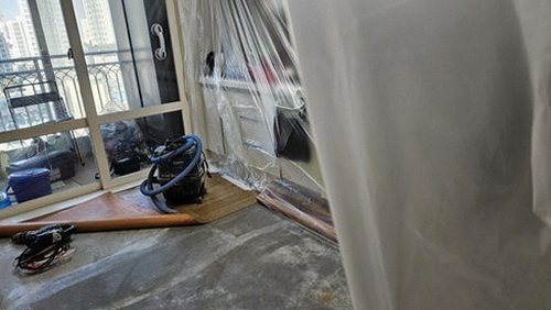부산 중구 누수탐지 거실 천장 얼룩 위치와 번짐 방향을 기록하는 현장 점검 장면