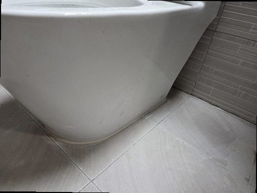 금산군 누수탐지 욕실 바닥과 아래층 천장 누수 흔적을 확인하는 모습