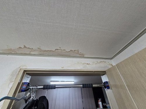 병점구 누수탐지 아랫집 천장에 번진 누수 얼룩 점검 장면