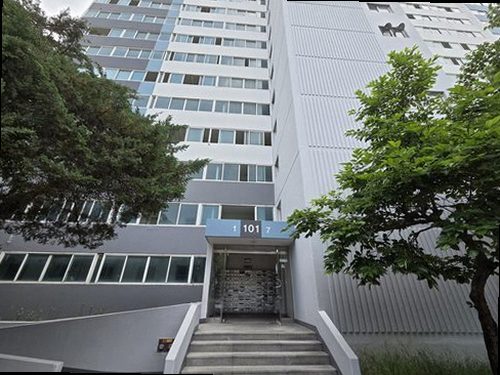 영종구 누수탐지 벽과 천장에 나타난 누수 흔적을 확인하는 모습