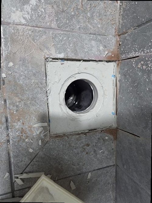 시흥 누수탐지 벽지 들뜸과 얼룩이 나타난 안방 벽면 점검 모습