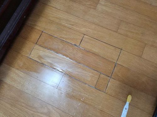 시흥 누수탐지 거실 천장 얼룩과 벽면 습기를 확인하는 누수 점검 모습
