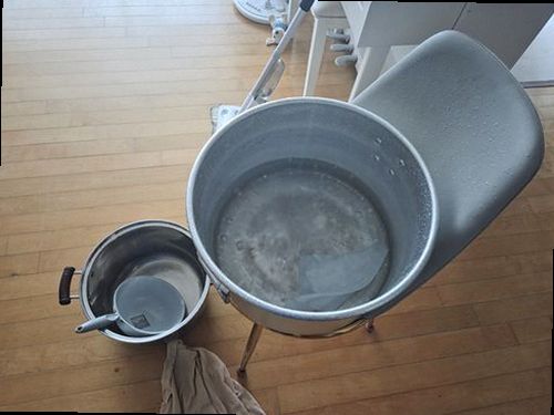 시흥 누수탐지 천장 물자국과 벽면 습기를 확인하는 모습