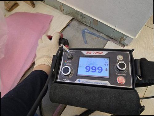 성북구 누수탐지 벽면 얼룩과 천장 누수 피해를 확인하는 현장 모습